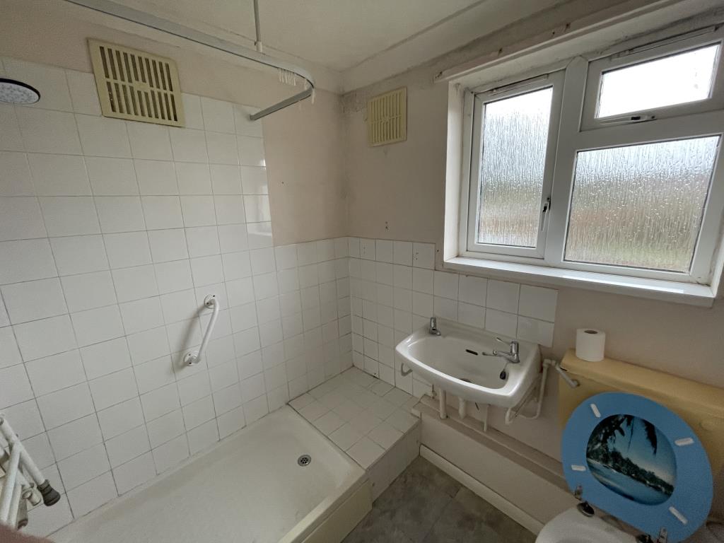 Lot: 122 - SEMI-DETACHED HOUSE IN NEED OF IMPROVEMENT IN POPULAR VILLAGE - Shower room in village semi in need of improvement